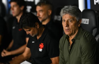 El director técnico de Vasco da Gama, Renato Gaúcho, hace gestos antes del comienzo del partido de fútbol de la fase de grupos de la Copa Sudamericana entre el Vasco da Gama de Brasil y el Audax Italiano de Chile, en el estadio São Januário en Río de Janeiro, Brasil