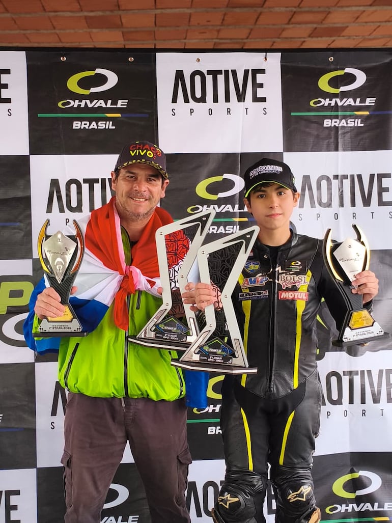 Oliver Cuevas posa junto a su padre, Ricardo, luego de una gran actuación en Limeira.