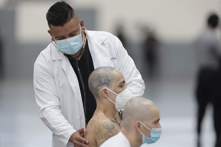 (Ilustrativa) Desde Contraloría insisten en endurecer los controles para quienes deseen ejercer la medicina en Paraguay. Foto: EFE/ Rodrigo Sura
