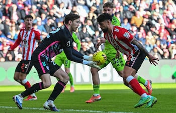 Omar Alderete (d) disputó todo el encuentro con el Sunderland.