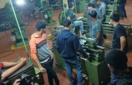 Alumnos durante una clase práctica en el taller de tornería.