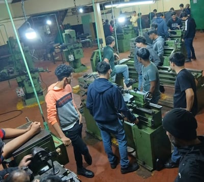 Alumnos durante una clase práctica en el taller de tornería.