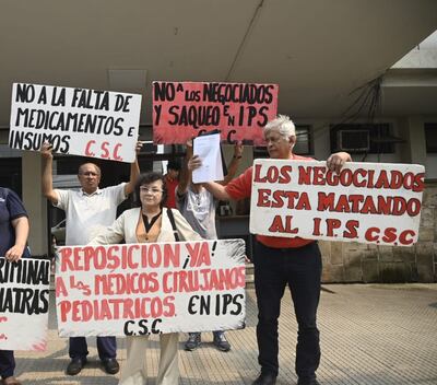 Diversas organizaciones, denuncian regularmente las carencias en el IPS y los supuestos negociados realizados en el seguro social con aval de gobierno de Santiago Peña.