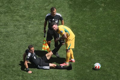 Felix Zwayer sufrió un fuerte calambre en la pierna izquierda durante el partido entre Estados Unidos y Australia.