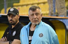 Éver Hugo Almeida (77 años), entrenador de Olimpia.