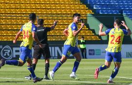 Festejo del gol de Justo Figueredo, el primero del Deportivo Capiatá contra Fernando de la Mora.