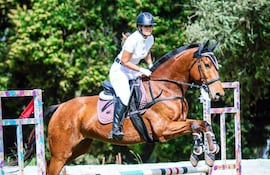 Leticia León saltará con Anubis, del Club Hípico San Jorge, en esta cita del Ranking Oficial de Salto de la Fedepa, en el Club Hípico Paraguayo.