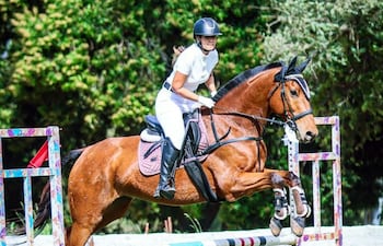 Leticia León saltará con Anubis, del Club Hípico San Jorge, en esta cita del Ranking Oficial de Salto de la Fedepa, en el Club Hípico Paraguayo.