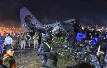 EL ALTO (BOLIVIA), 27/02/2026.- Integrantes de las Fuerzas Militares de Bolivia custodian un avión militar de carga accidentado este viernes, en El Alto (Bolivia). EFE