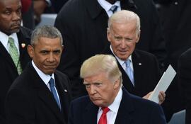El ex presidente demócrata Barack Obama (i) junto al actual presidente Joe Biden (d) y el exmandatario republicano y candidato, Donald Trump (c).