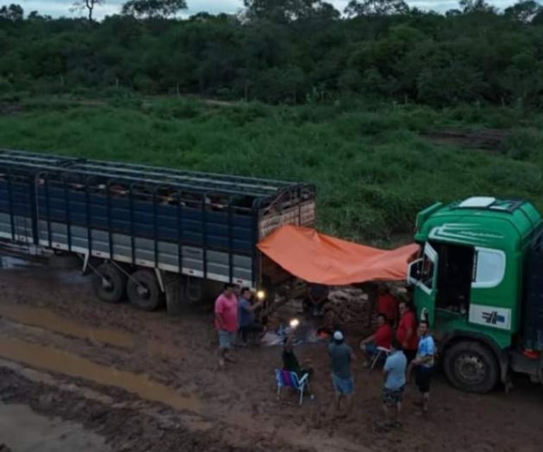 Numerosos conductores de los camiones atrapados en el barro en el camino del Alto Paraguay.