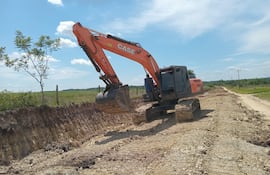 Una retroexcavadora del MOPC trabaja en la canalización del trayecto de unos 10 km que une a numerosas comunidades rurales con la ruta PY03.