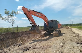 Una retroexcavadora del MOPC trabaja en la canalización del trayecto de unos 10 km que une a numerosas comunidades rurales con la ruta PY03.