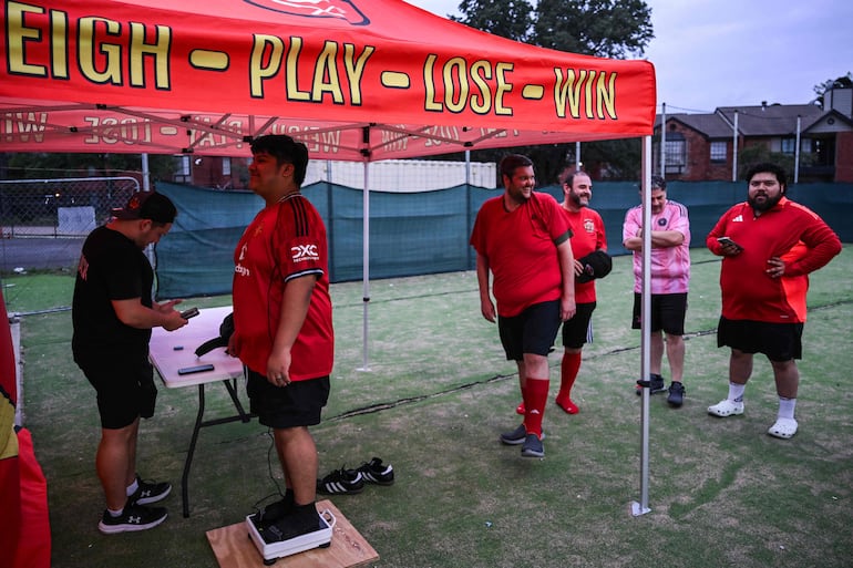 Participantes del programa de pérdida de peso “Man vs Fat Soccer” se pesan antes de jugar un partido de fútbol en Houston, Texas, el 5 de mayo de 2026.