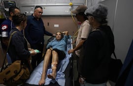 La fotoperiodista estadounidense Heidi Levine yace en una camilla en la sala de urgencias del hospital gubernamental de Ramala, ciudad ocupada por Israel, tras ser atacada por colonos israelíes mientras fotografiaba a agricultores palestinos cosechando aceitunas en la aldea palestina de Abu Falah, el 16 de octubre de 2026.