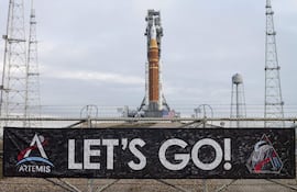 Una fotografía facilitada por la NASA muestra una pancarta cubierta con las firmas de empleados y contratistas de la agencia en la valla perimetral del Complejo de Lanzamiento 39B, después de que el cohete del Sistema de Lanzamiento Espacial (SLS) de la misión Artemis II y la nave Orion fueran trasladados a la plataforma de lanzamiento, en el Centro Espacial Kennedy de la NASA, en Florida, Estados Unidos, el 18 de enero de 2026.
