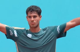 El paraguayo Daniel Vallejo celebra durante el partido ante el búlgaro Grigor Dimitrov por la primera ronda del Masters 1.000 de Madrid en la Caja Mágica, en Madrid, España.