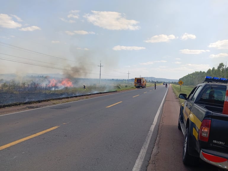 Personal de la Patrulla Caminera están colaborando dirigiendo el tránsito vehicular.