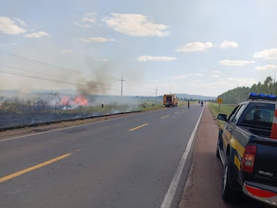 Personal de la Patrulla Caminera están colaborando dirigiendo el tránsito vehicular.