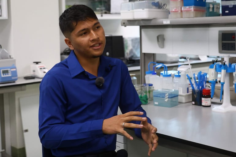 Isaac Almanza, quien participó en el proyecto mientras cursaba el último año de bachillerato, hablando durante una entrevista con EFE en los laboratorios del Instituto de Investigaciones Científicas y Servicios de Alta Tecnología de Panamá (Indicasat-AIP) en Ciudad de Panamá (Panamá).