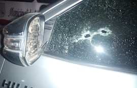 Así quedó la camioneta Toyota Hilux, propiedad del intendente de Mayor , Martínez, Ariel Arce Rotela, luego que supuestamente su hermano Hugo Arce Rotela, efectuara 5 disparos de arma de fuego en contra de él y su familia.