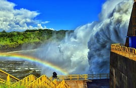 Vertedero de Itaipú en lapsos de aguas abundantes; no obstante, en 2021, la afluencia de caudales cayó en 4.200 m³/s.