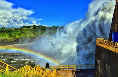 Vertedero de Itaipú en lapsos de aguas abundantes; no obstante, en 2021, la afluencia de caudales cayó en 4.200 m³/s.
