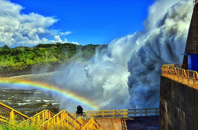 Vertedero de Itaipú en lapsos de aguas abundantes; no obstante, en 2021, la afluencia de caudales cayó en 4.200 m³/s.