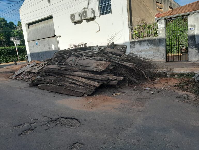 Escombros y restos de madera cubren media calzada sobre Inmaculada Concepción y Río Ypane, Fernando de la Mora.