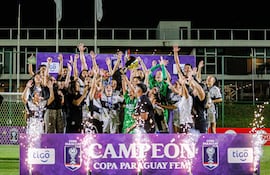 La capitana franjeada, Griselda Garay eleva el trofeo de campeón de la segunda edición de la Copa Paraguay Femenina.