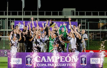 La capitana franjeada, Griselda Garay eleva el trofeo de campeón de la segunda edición de la Copa Paraguay Femenina.