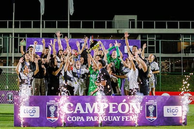 La capitana franjeada, Griselda Garay eleva el trofeo de campeón de la segunda edición de la Copa Paraguay Femenina.