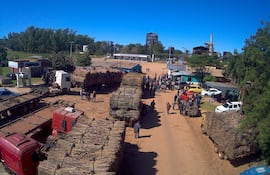 Cañicultores bloquearon la entrada de la alcoholera estatal de Troche.