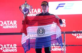 Joshua Duerksen, con la copa y la bandera tricolor en mano, celebra el podio conseguido en Catar.