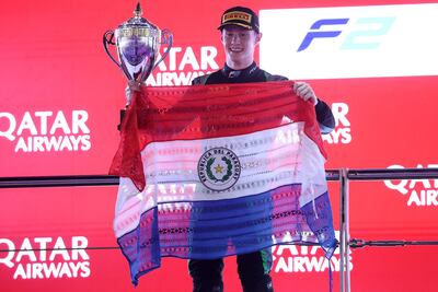 Joshua Duerksen, con la copa y la bandera tricolor en mano, celebra el podio conseguido en Catar.