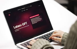 Una mujer consulta la página web de LatamGPT.