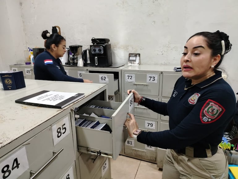 Un total de 13.060 pasaportes duermen en los cajones del depósito de Investigaciones. Una vez que pase lo cinco años de expedición estos documentos serán dados de baja.