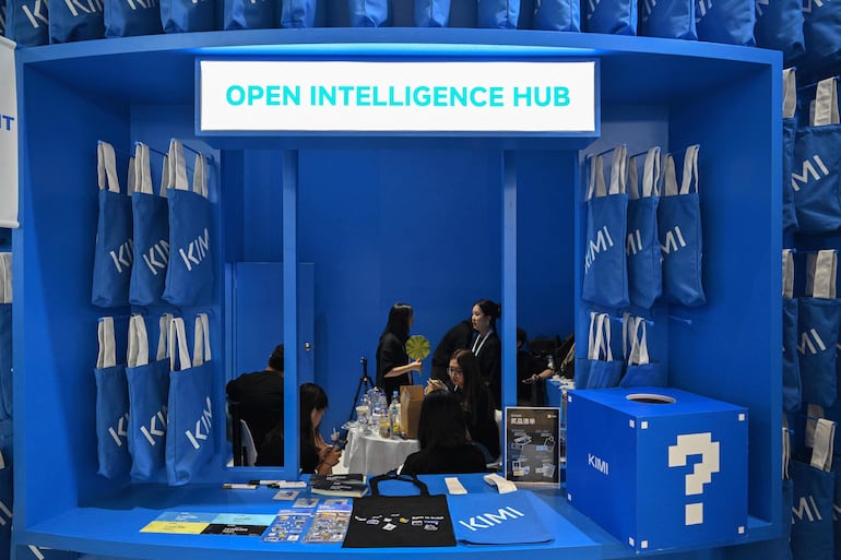 Personas visitan el estand de Moonshot AI, donde se presenta el modelo de inteligencia artificial Kimi K3, durante la Conferencia Mundial de Inteligencia Artificial (WAIC), en Shanghái, el 18 de julio de 2026.