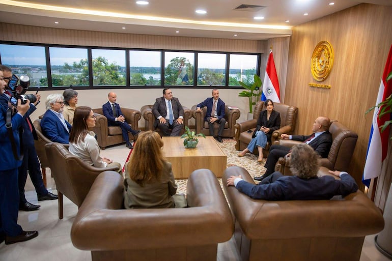Autoridades nacionales y miembros de la delegación española de la AECID se reunieron en el Congreso Nacional sobre el proyecto de la Casa Bicentenario Josefina Plá.