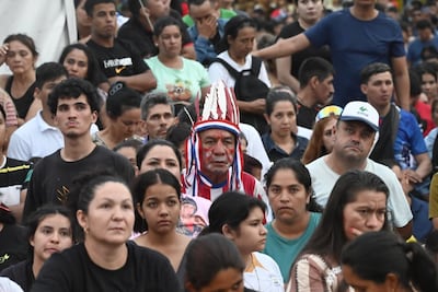 Feligreses en la explanada de Caacupé.