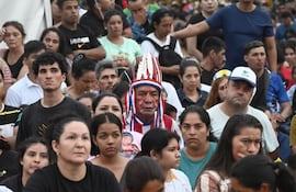 Feligreses en la explanada de Caacupé.