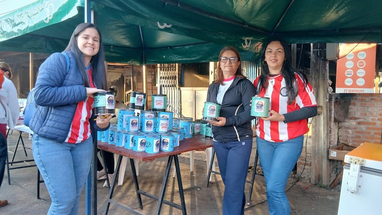Los organizadores prepararon varias alcancías para recaudar fondos.