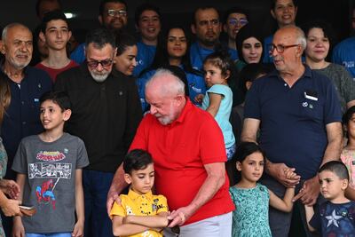 El presidente de Brasil, Luiz Inácio Lula da Silva (c), saluda a personas repatriadas de la Franja de Gaza, durante un almuerzo, en la Base Aérea Militar de Brasilia (Brasil).