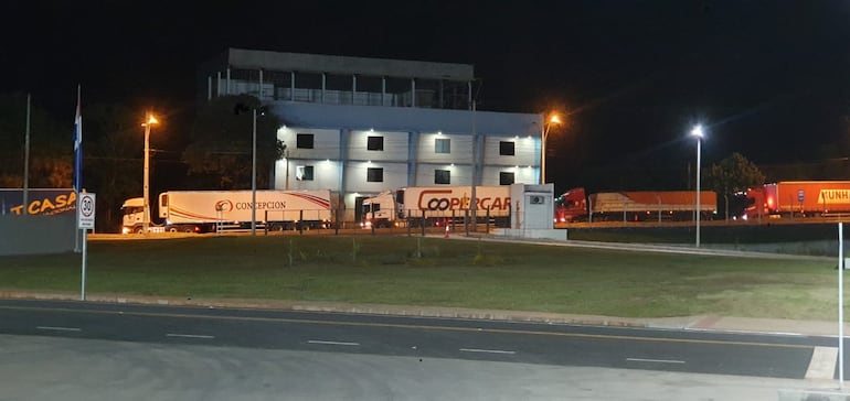 Los camiones aguardan en fila para ingresar al Centro de Frontera.