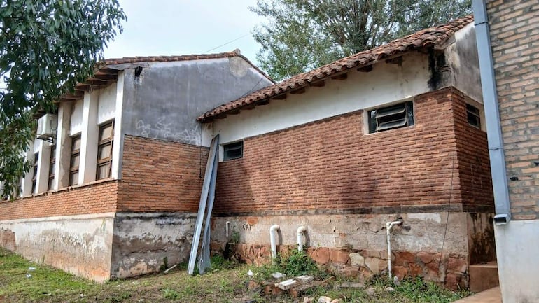 Clausuran sanitarios por riesgo de derrumbe y reclaman urgente intervención en el CRENT de Villarrica.