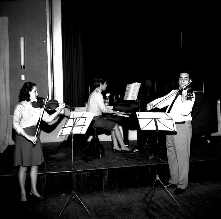 Conjunto de Música de Cámara estaba compuesto por Jorge Báez (h) en violín, Lilian S. D’Amore, violín; Bonifacio Román, violoncelo, y Nelly Jiménez, piano, durante un ensayo en 1968.