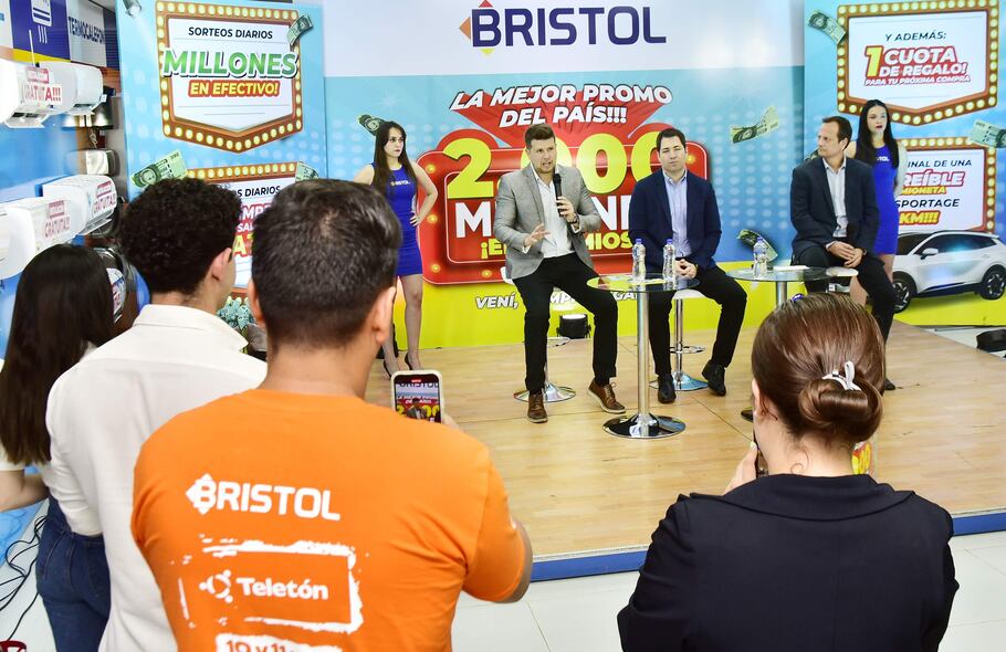 Momentos de la presentación de la promo de fin de año.