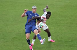 SANTA CLARA, CALIFORNIA - JULY 01: Folarin Balogun (n.º 20), de Estados Unidos, comete una falta sobre Tarik Muharemovic (n.º 4), de Bosnia y Herzegovina; la acción es revisada posteriormente por el VAR y sancionada con tarjeta roja durante el partido de dieciseisavos de final de la Copa Mundial de la FIFA 2026 entre EE. UU. y Bosnia y Herzegovina, disputado en el San Francisco Bay Area Stadium el 1 de julio de 2026 en Santa Clara, California.