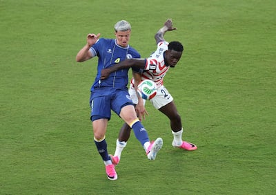 SANTA CLARA, CALIFORNIA - JULY 01: Folarin Balogun (n.º 20), de Estados Unidos, comete una falta sobre Tarik Muharemovic (n.º 4), de Bosnia y Herzegovina; la acción es revisada posteriormente por el VAR y sancionada con tarjeta roja durante el partido de dieciseisavos de final de la Copa Mundial de la FIFA 2026 entre EE. UU. y Bosnia y Herzegovina, disputado en el San Francisco Bay Area Stadium el 1 de julio de 2026 en Santa Clara, California.