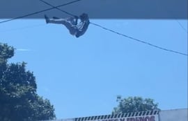 Mediante peligrosa acrobacia intenta robar cables.